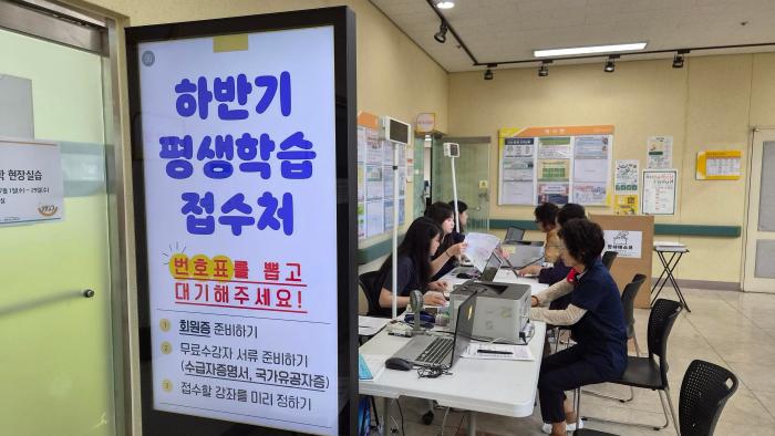 파주시노인복지관, 하반기 평생학습 ‘배움의 열기’ 후끈… 접수율 148% 성황 기사 이미지